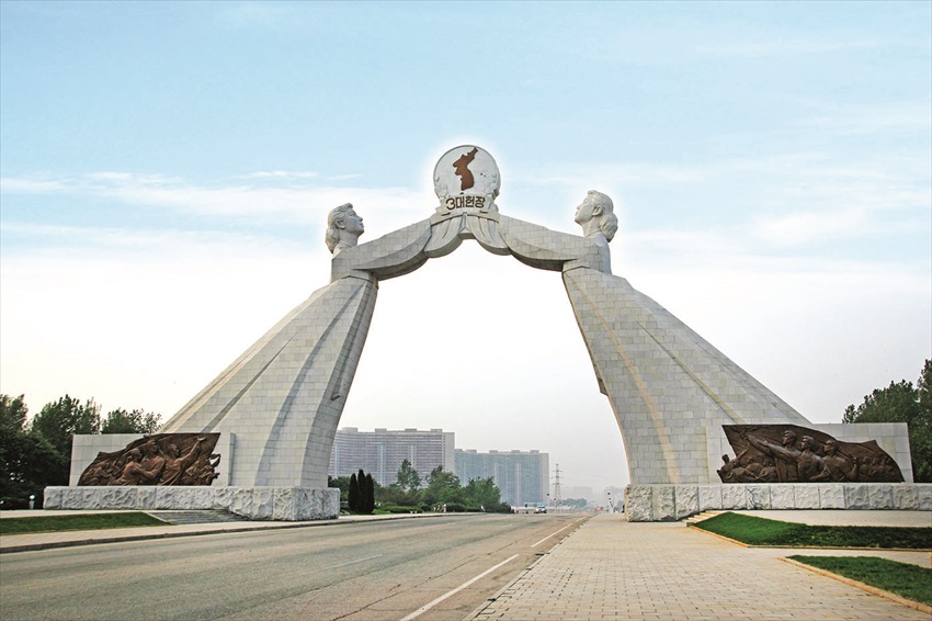 三大宪章纪念塔.jpg